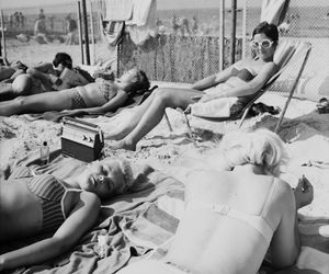 QUIZ PRL. Seksbomby znad Bałtyku. W czym opalały się nasze matki i babki? 15 pytań o plażowanie w stylu PRL