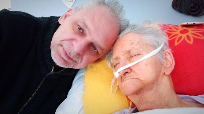 Pan Marek od kilku lat opiekuje się chorą na Alzheimera mamą. Potrzebna jest pomoc