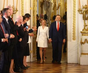 Marta Nawrocka cała na biało na Zamku Królewskim. Ale to buty zwracają uwagę! [ZDJĘCIA]