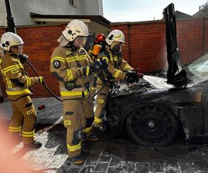 Myślenice. Pod kościołem spłonął luksusowy samochód. Bentley stanął w płomieniach