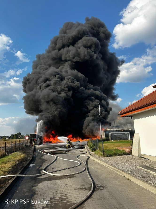 Pożar bazy transportowej w miejscowości Ławki w gminie Łuków