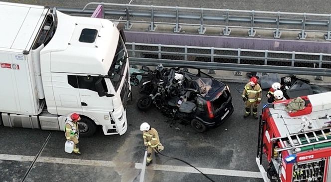 Samochód osobowy zderzył się z ciężarówką. Są ranni, jedna osoba była zakleszczona