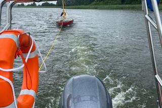 Akcja ratownicza na jeziorze Drwęckim. Łódź zaczęła napełniać się wodą [ZDJĘCIA]