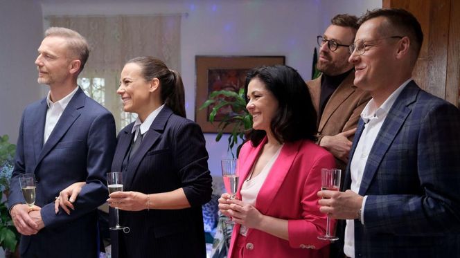 M jak miłość odc. 1872. Kinga (Katarzyna Cichopek), Magda (Anna Mucha), Andrzej Budzyński (Krystian Wieczorek), Dariusz Hoffman (Mateusz Rusin), Piotrek (Marcin Mroczek)