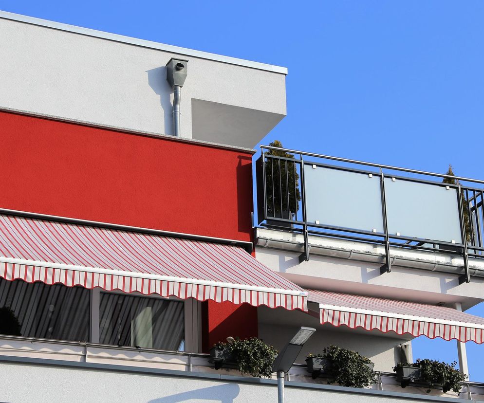 Czym kierować się wybierając markizy na balkon w bloku?