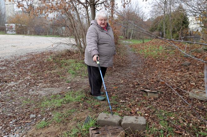 Błoto zamiast czystego chodnika. "Straciłam buta w tym bagnie!"