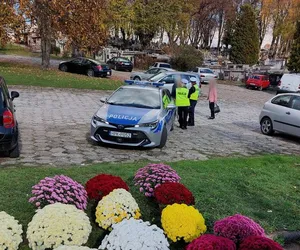 We wtorek zmiany w organizacji ruchu w okolicach cmentarza na Wilkowyi. Gdzie zaparkować?