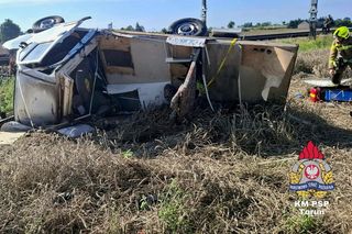 Gronówka. Śmiertelny wypadek na przejeździe kolejowym. Zderzenie kampera z pociągiem osobowym [ZDJĘCIA].