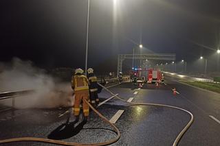 Samochód nagle stanął w płomieniach na trasie S5! O krok od tragedii [ZDJĘCIA]