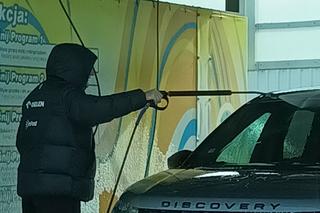 Czesław Michniewicz myje auto w stroju selekcjonera