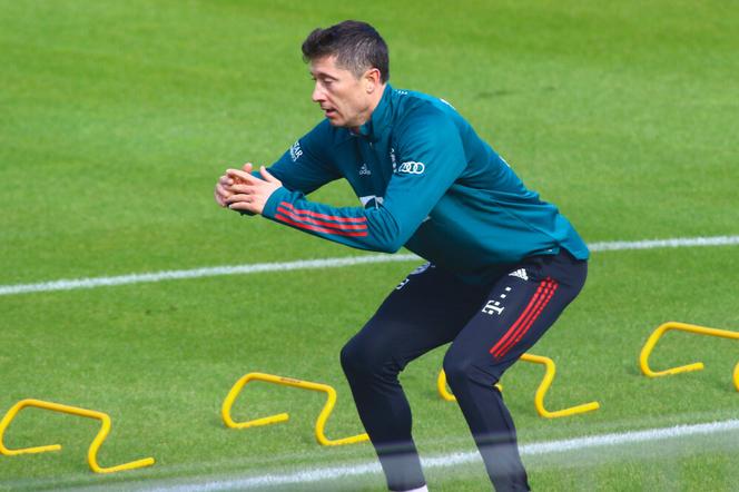 Lewandowski już obciąża kolano