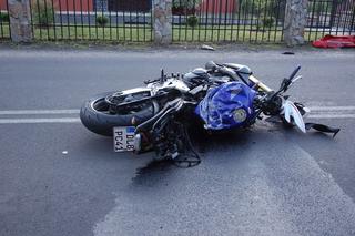 Lubań: Motocyklista wywrócił się na łuku drogi i uderzył w kamienny słup. Zginął na miejscu [ZDJĘCIA]