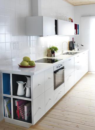 Biała kuchnia IKEA, obniżone cokoły