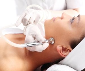 Mikrodermabrazja diamentowa oczyszcza skórę. Na czym polega zabieg?