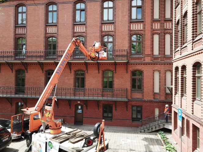 Odwiedziny z podnośnika w domu opieki