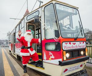 Na gdańskie tory wyjechał Mikołajkowy Tramwaj. Za kierownicą niezwykły motorniczy! 