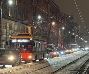 Totalny paraliż Warszawy. Gigantyczne opóźnienia autobusów i tramwajów, kierowcy w korkach