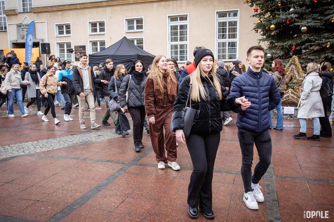 Maturzyści tańczą poloneza na Rynku w Opolu