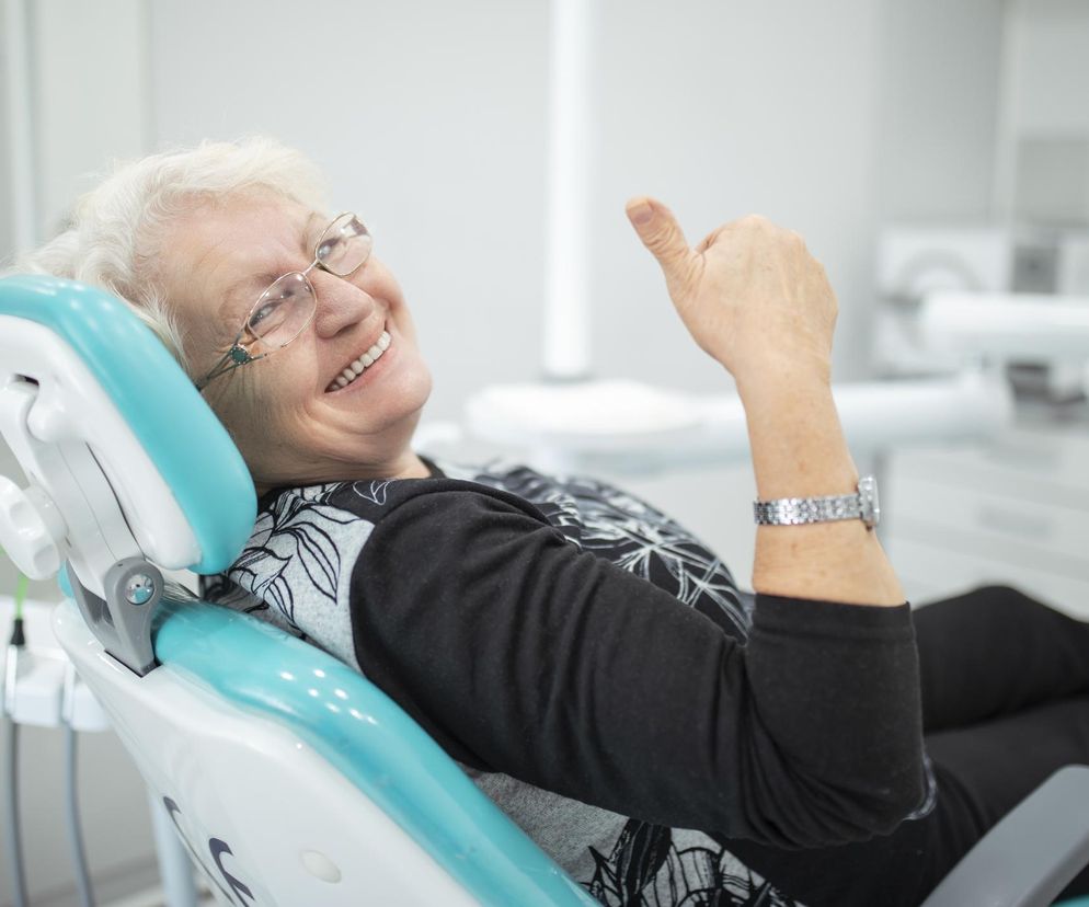 Ponad 4000 zł na nowoczesną protezę zębową z NFZ. Nowe zasady obowiązują już od maja 2025