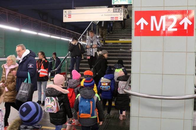 Nowe oznaczenia i tłok w metrze Świętokrzyska