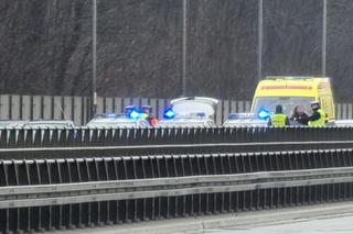 Nissanem huknął w bariery na Wisłostradzie. On był po metaamfetaminie, jego pasażera poszukiwała policja