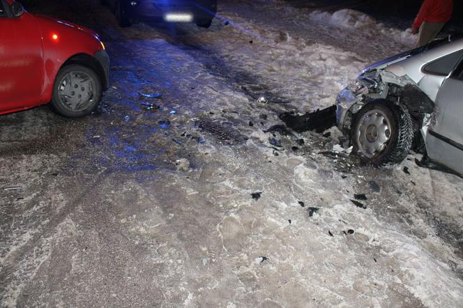 Zderzenie czołowe samochodów osobowych na ulicy do Huty w Tarnowie