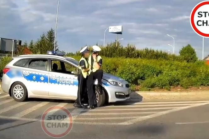 Policyjne czułości na rondzie. Ten filmik podzielił internautów [WIDEO]