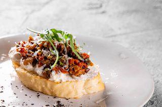 Ubita feta z oliwkową salsą to idealny pomysł na przekąskę. Zdrowy dip zasmakuje każdemu