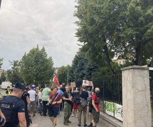 Manifestacja Nigdy nie będziesz szła sama w Warszawie. Strajk Kobiet pod Komendą Stołeczną Policji