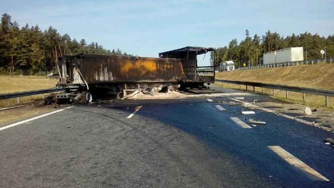 Karambol na trasie S7 pod Olsztynem - przepakowywali ładunek na pasie autostrady