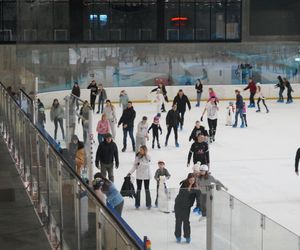 Ferie zimowe na Torbydzie w Bydgoszczy. Lodowisko pęka w szwach