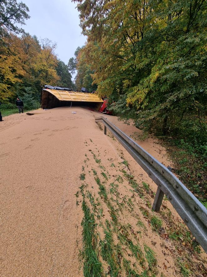 Przewrócona ciężarówka ze zbożem