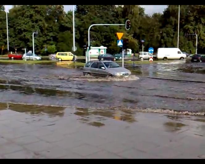 Nawałnica w ŁODZI: 30 zerwanych dachów, podtopione piwnice i garaże – efekty 20 minut burzy WIDEO