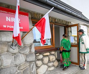 Górale głosują w jednym z lokali wyborczych w Poroninie