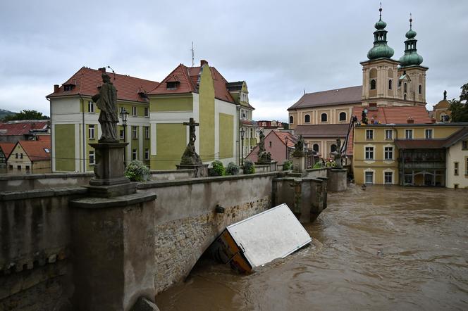 Dynamiczna sytuacja powodziowa. Rzeka Nysa Kłodzka zalała Kłodzko, 15 bm