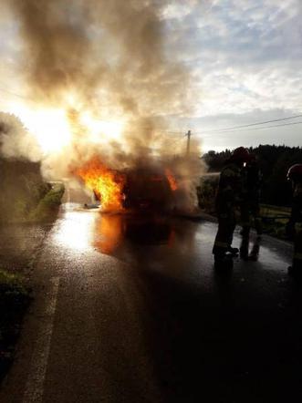 Citroen zamienił się w słup ognia! "Przyczyna pożaru jest nieustalona"