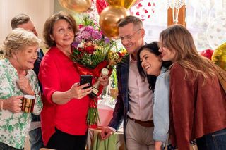 M jak miłość odc. 1886. Barbara (Teresa Lipowska), Franka (Dominika Kachlik), Kinga (Katarzyna Cichopek), Piotrek (Marcin Mroczek), Paweł (Rafał Mroczek), Marysia (Małgorzata Pieńkowska)