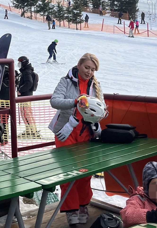 Na nartach podjadała mężowi frytki