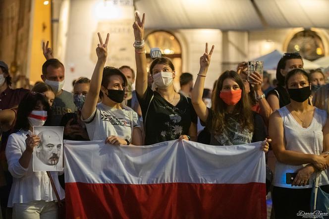 Manifestacja Białorusinów na rynku w Krakowie. "Precz z Łukaszenką!"