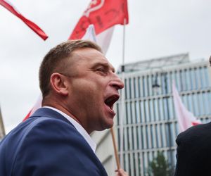 Robert Bąkiewicz przed Sejmem wśród zwolenników Karola Nawrockiego