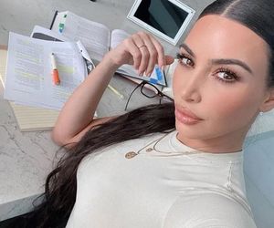Kim Kardashian wściekła na wróżki. Obiecały jej, że zda egzamin adwokacki. Teraz uczy się w bikini