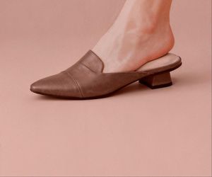 Klapki typu mule to najmodniejsze buty na lato. Jak tworzyć z nimi niebanalne stylizacje? 
