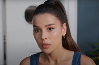 Melis organizuje baby shower w knajpie, w której pracuje Zeynep.