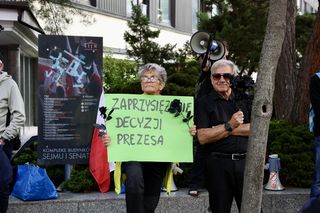 Banery na powitanie Nawrockiego 