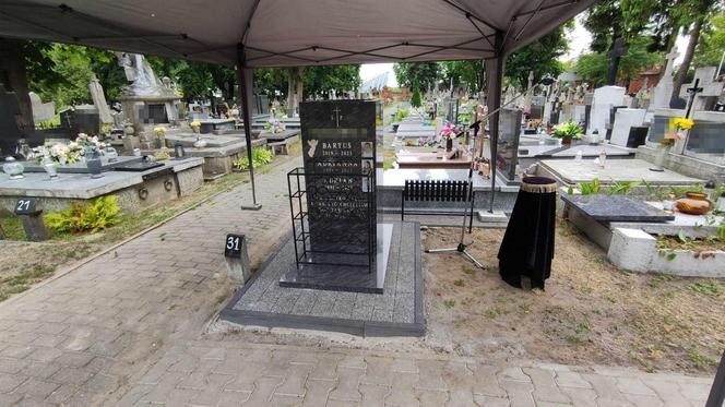 Bartuś i jego rodzice zginęli w wypadku na Węgrzech. Napis na grobowcu wyciska ostatnie łzy