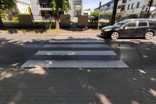 Poważny wypadek przy SP nr 4 w Toruniu. 11-latek wjechał pod samochód. Zdjęcia z miejsca zdarzenia