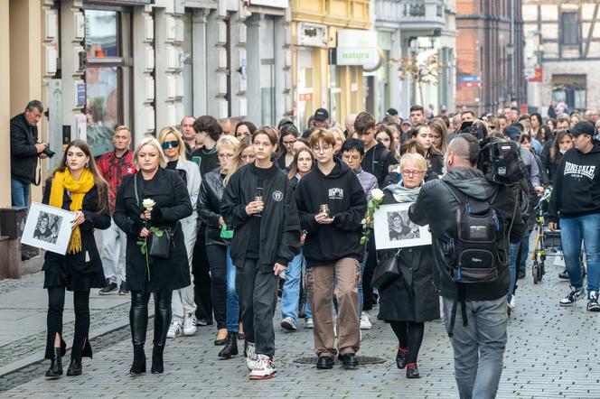 Ulicami Inowrocławia przeszedł marsz milczenia po zamordowaniu 13-letniej Nadii