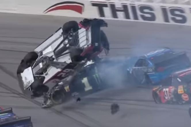Gigantyczny wypadek podczas wyścigu NASCAR