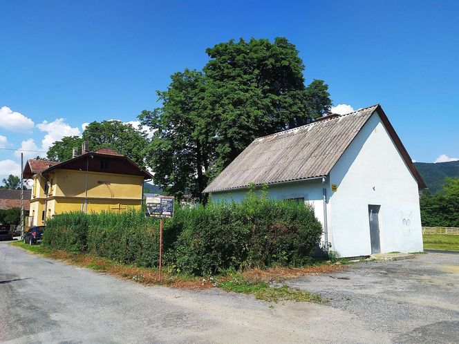 To dawna wieś rycerska w Małopolsce. Znajduje się w niej słynny kamieniołom 