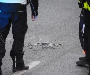 Ostatnie Pokolenie przykleiło się do jezdni na S8. Strażacy musieli skuć asfalt